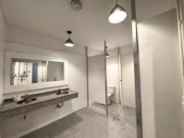 Local  / Oficina en Alquiler - Palermo Hollywood -  Gran espacio  con Terraza  apto varios usos
