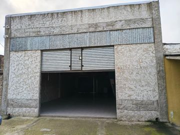 En Alquiler | Excelente Galpon de 124m2  (84m2 Planta Baja y 40m2 de Entrepiso) Ideal para Deposito en Moreno Centro Lado Norte - Bossi al 600