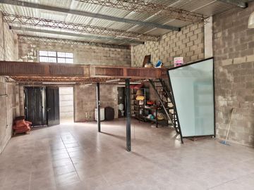 En Alquiler | Excelente Galpon de 124m2  (84m2 Planta Baja y 40m2 de Entrepiso) Ideal para Deposito en Moreno Centro Lado Norte - Bossi al 600