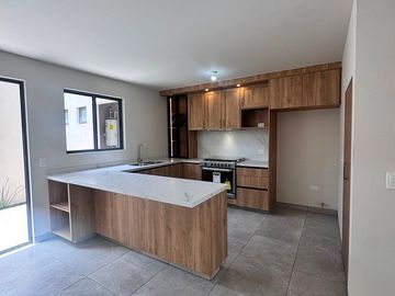 '🏡 Casa en Renta en Zakia, El Marqués, con Alberca y Gimnasio'