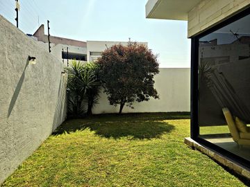 Residencia de Autor en Juriquilla | Doble Altura · Sustentable · Amueblada