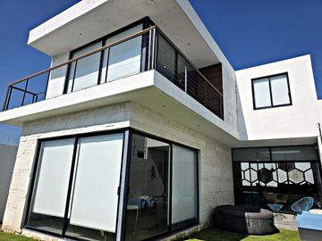 Residencia de Autor en Juriquilla | Doble Altura · Sustentable · Amueblada