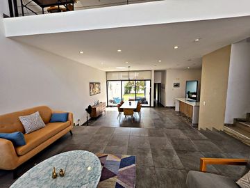 Residencia de Autor en Juriquilla | Doble Altura · Sustentable · Amueblada