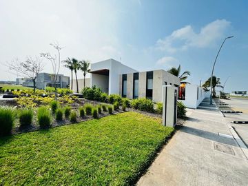 Casa en venta en Veracruz con Hab. en P.B. Fracc. Lomas del Dorado