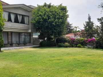 PQC-Amplia casa en condominio frente al parque