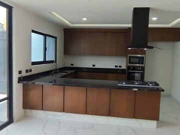 Casa 3 niveles 5 recámaras  en Solares Zapopan  $9,500,000