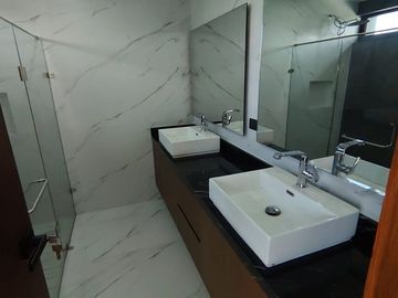 Casa 3 niveles 5 recámaras  en Solares Zapopan  $9,500,000