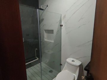 Casa 3 niveles 5 recámaras  en Solares Zapopan  $9,500,000