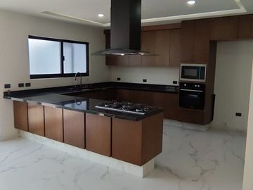 Casa 3 niveles 5 recámaras  en Solares Zapopan  $9,500,000