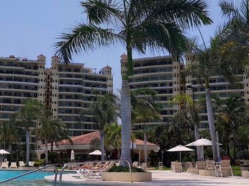 Vive frente al mar en Bay View Grand, Marina Vallarta!
