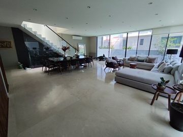 Casa de 3 niveles Valle Real  5 recámaras