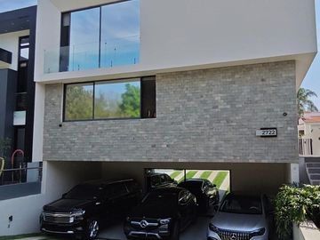 Casa de 3 niveles Valle Real  5 recámaras