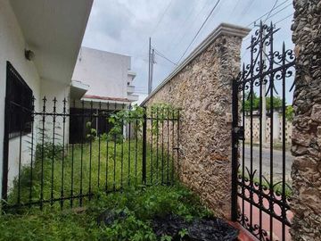 Casa en Itzimná de dos plantas en esquina ideal para casa u oficina