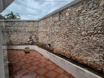 Casa en Itzimná de dos plantas en esquina ideal para casa u oficina