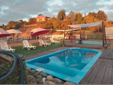 Se vende Parcela con casa y piscinas