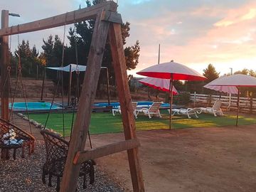 Se vende Parcela con casa y piscinas
