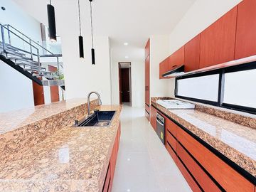 Casa(B) en Venta de 4 Recámaras + Family Room Dentro de Privada Altozano.