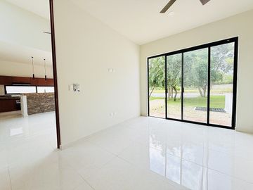 Casa(B) en Venta de 4 Recámaras + Family Room Dentro de Privada Altozano.