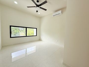 Casa(B) en Venta de 4 Recámaras + Family Room Dentro de Privada Altozano.