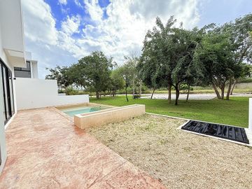 Casa(B) en Venta de 4 Recámaras + Family Room Dentro de Privada Altozano.