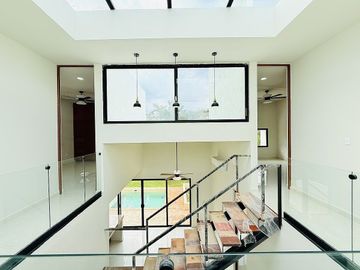 Casa(B) en Venta de 4 Recámaras + Family Room Dentro de Privada Altozano.