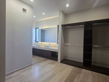 Casa en Venta en Privada El Cortijo de Dos Plantas con Amplio Terreno y Alberca