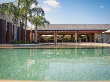 Casa en Venta en Privada El Cortijo de Dos Plantas con Amplio Terreno y Alberca