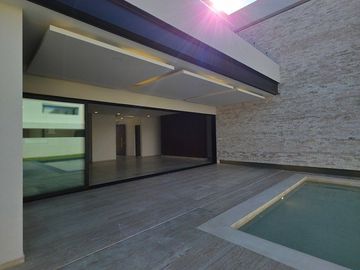 Casa en Venta en Privada El Cortijo de Dos Plantas con Amplio Terreno y Alberca