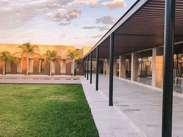 Casa en Venta en Privada El Cortijo de Dos Plantas con Amplio Terreno y Alberca