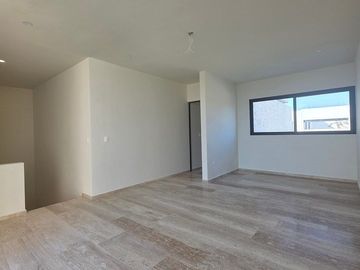Casa en Venta en Privada El Cortijo de Dos Plantas con Amplio Terreno y Alberca