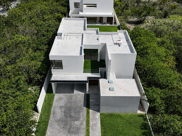 Casa en Venta en Privada El Cortijo de Dos Plantas con Amplio Terreno y Alberca