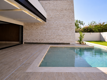 Casa en Venta en Privada El Cortijo de Dos Plantas con Amplio Terreno y Alberca