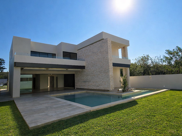 Casa en Venta en Privada El Cortijo de Dos Plantas con Amplio Terreno y Alberca