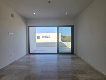 Casa en Venta en Privada El Cortijo de Dos Plantas con Amplio Terreno y Alberca