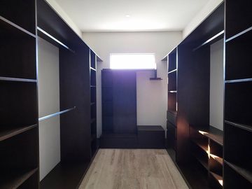 Casa en Venta en Privada El Cortijo de Dos Plantas con Amplio Terreno y Alberca