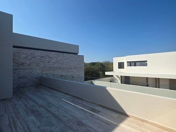 Casa en Venta en Privada El Cortijo de Dos Plantas con Amplio Terreno y Alberca