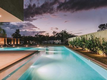 Casa en Venta en Privada El Cortijo de Dos Plantas con Amplio Terreno y Alberca