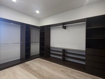 Casa en Venta en Privada El Cortijo de Dos Plantas con Amplio Terreno y Alberca