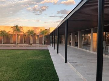 Casa en Venta en Privada El Cortijo de Dos Plantas con Amplio Terreno y Alberca