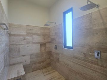 Casa en Venta en Privada El Cortijo de Dos Plantas con Amplio Terreno y Alberca