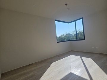Casa en Venta en Privada El Cortijo de Dos Plantas con Amplio Terreno y Alberca