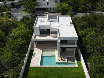 Casa en Venta en Privada El Cortijo de Dos Plantas con Amplio Terreno y Alberca