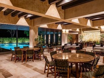 Casa en Venta en Privada El Cortijo de Dos Plantas con Amplio Terreno y Alberca