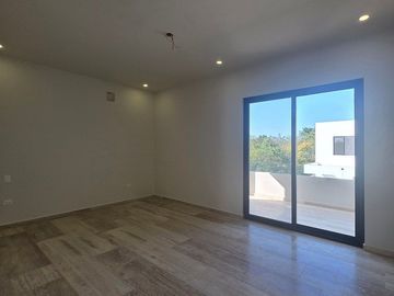 Casa en Venta en Privada El Cortijo de Dos Plantas con Amplio Terreno y Alberca