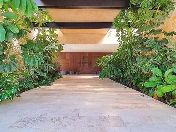 Casa en Venta en Privada El Cortijo de Dos Plantas con Amplio Terreno y Alberca
