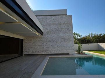 Casa en Venta en Privada El Cortijo de Dos Plantas con Amplio Terreno y Alberca