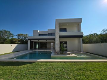 Casa en Venta en Privada El Cortijo de Dos Plantas con Amplio Terreno y Alberca