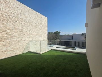 Casa en Venta en Privada El Cortijo de Dos Plantas con Amplio Terreno y Alberca