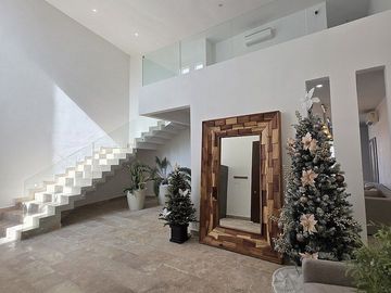 Casa en Venta en Privada Única Living con 35 Paneles Solares