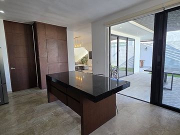 Casa en Venta en Privada Única Living con 35 Paneles Solares